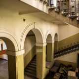 ...accediamo all�ampio vano che ospita il doppio scalone che conduce ai piani superiori e che smistava gli studenti nelle differenti aule